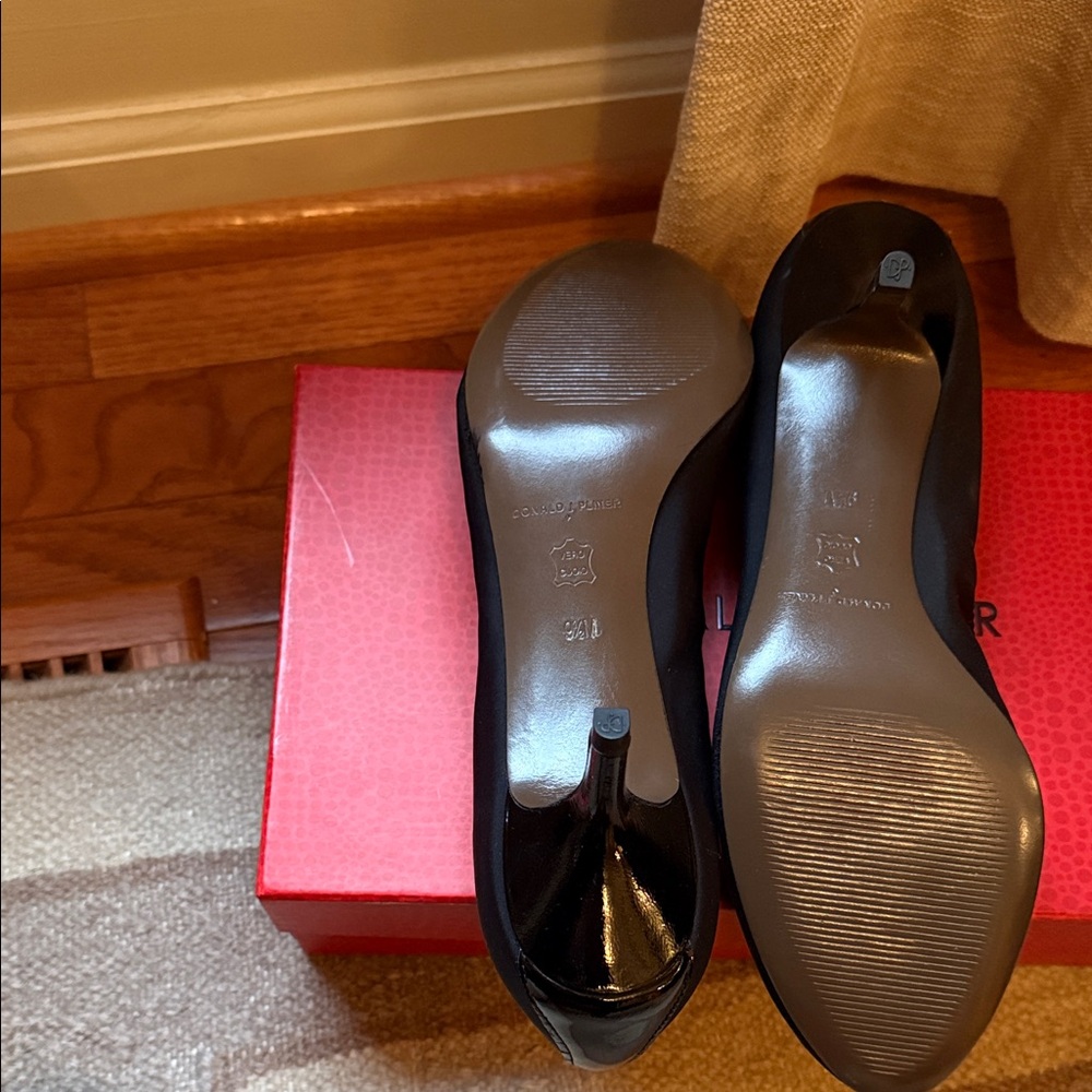 Donald J. Pliner Women's Classic Black Heels - Picture 5 of 6